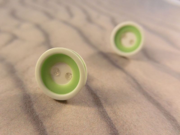 Knopf Ohrstecker Button grün weiß Rand